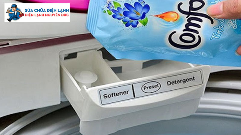 Hướng dẫn cách bỏ nước xả vào máy giặt đúng chuẩn như chuyên gia